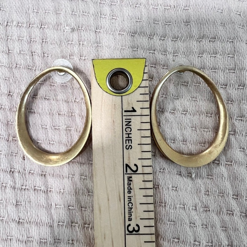 Stella & Dot Oval Hoop Earrings Womens 2" Gold Tone Sculptural Brushed Tapered - Picture 6 of 10